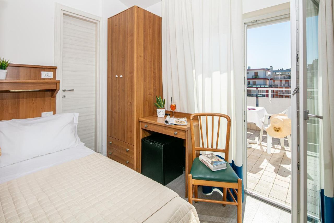 Hotel Pigalle Lido di Jesolo Bagian luar foto