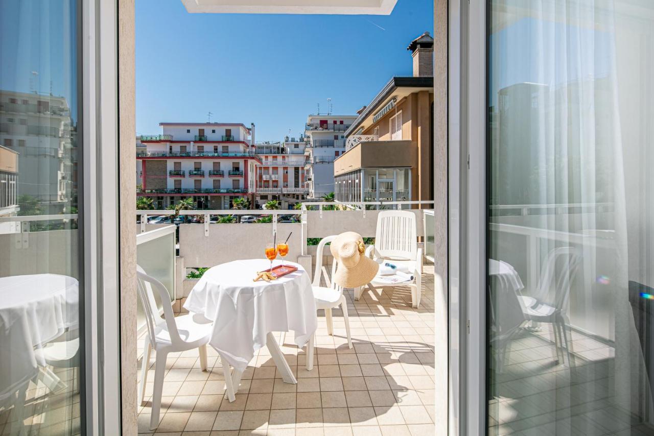 Hotel Pigalle Lido di Jesolo Bagian luar foto