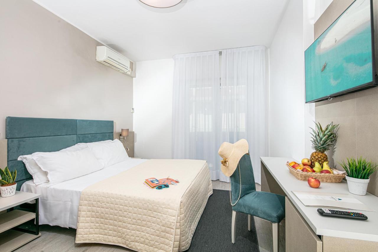 Hotel Pigalle Lido di Jesolo Bagian luar foto