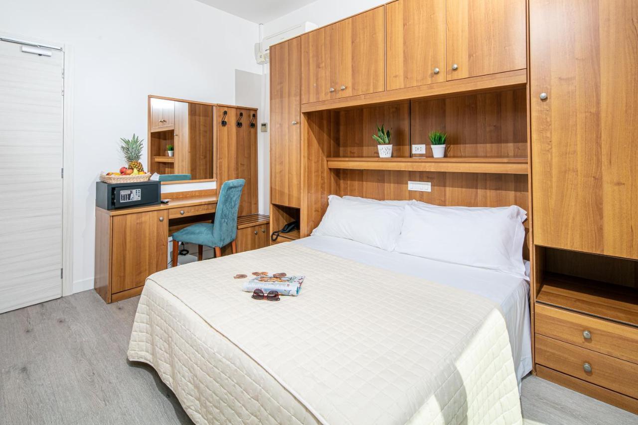 Hotel Pigalle Lido di Jesolo Bagian luar foto