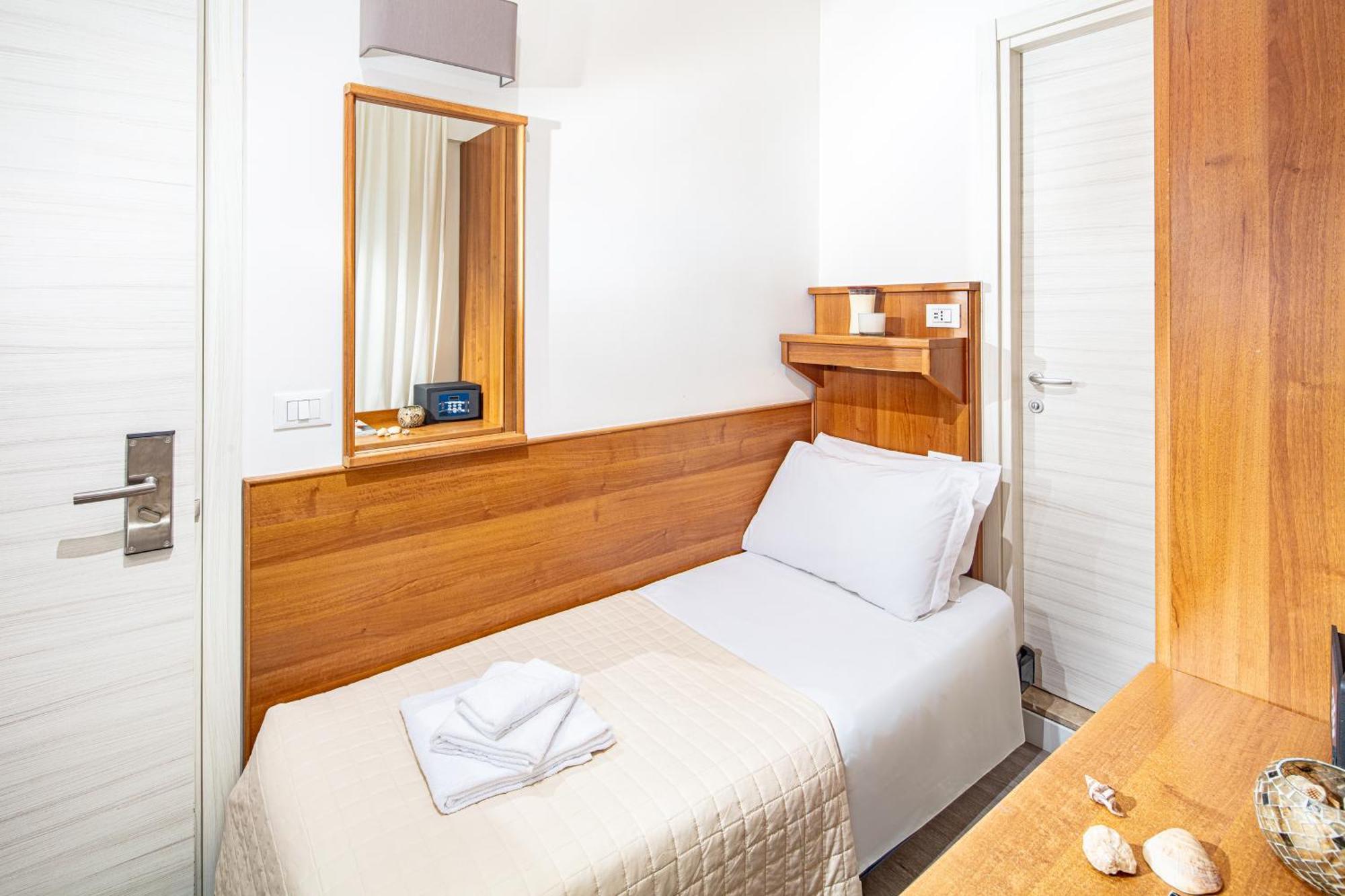 Hotel Pigalle Lido di Jesolo Bagian luar foto