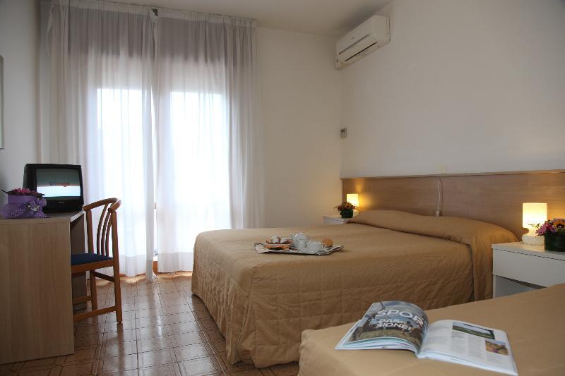 Hotel Pigalle Lido di Jesolo Bagian luar foto