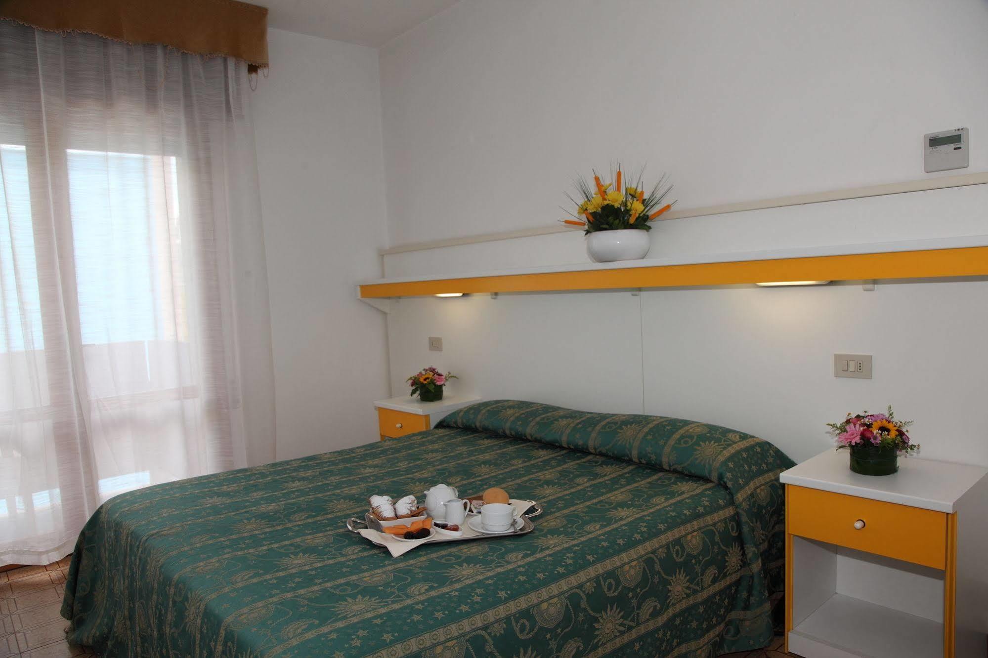 Hotel Pigalle Lido di Jesolo Bagian luar foto