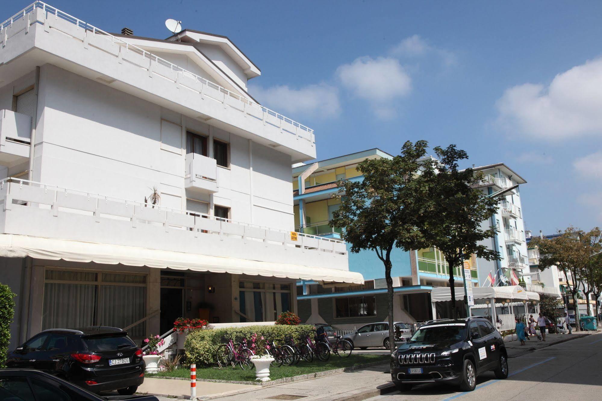 Hotel Pigalle Lido di Jesolo Bagian luar foto