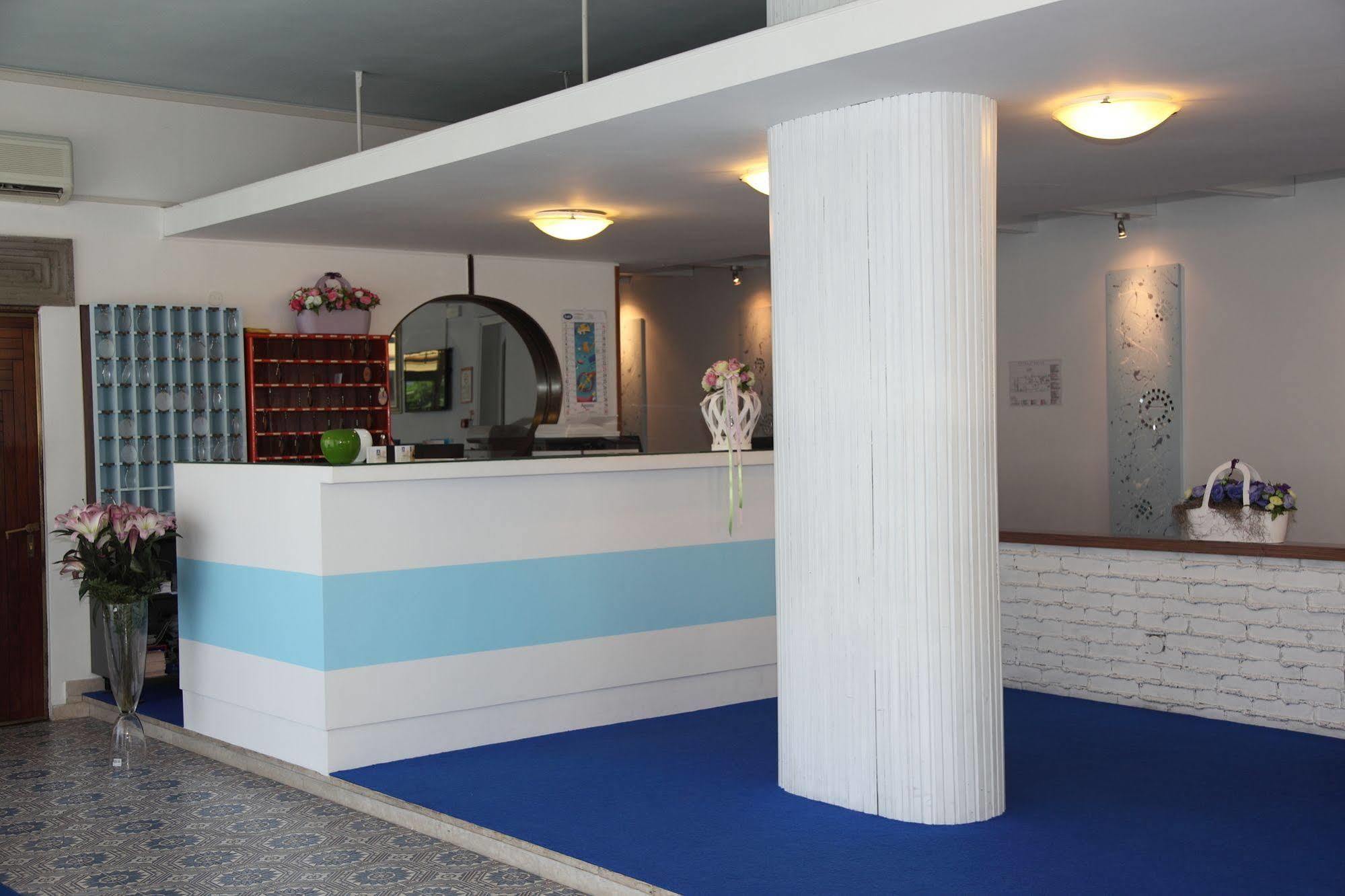 Hotel Pigalle Lido di Jesolo Bagian luar foto