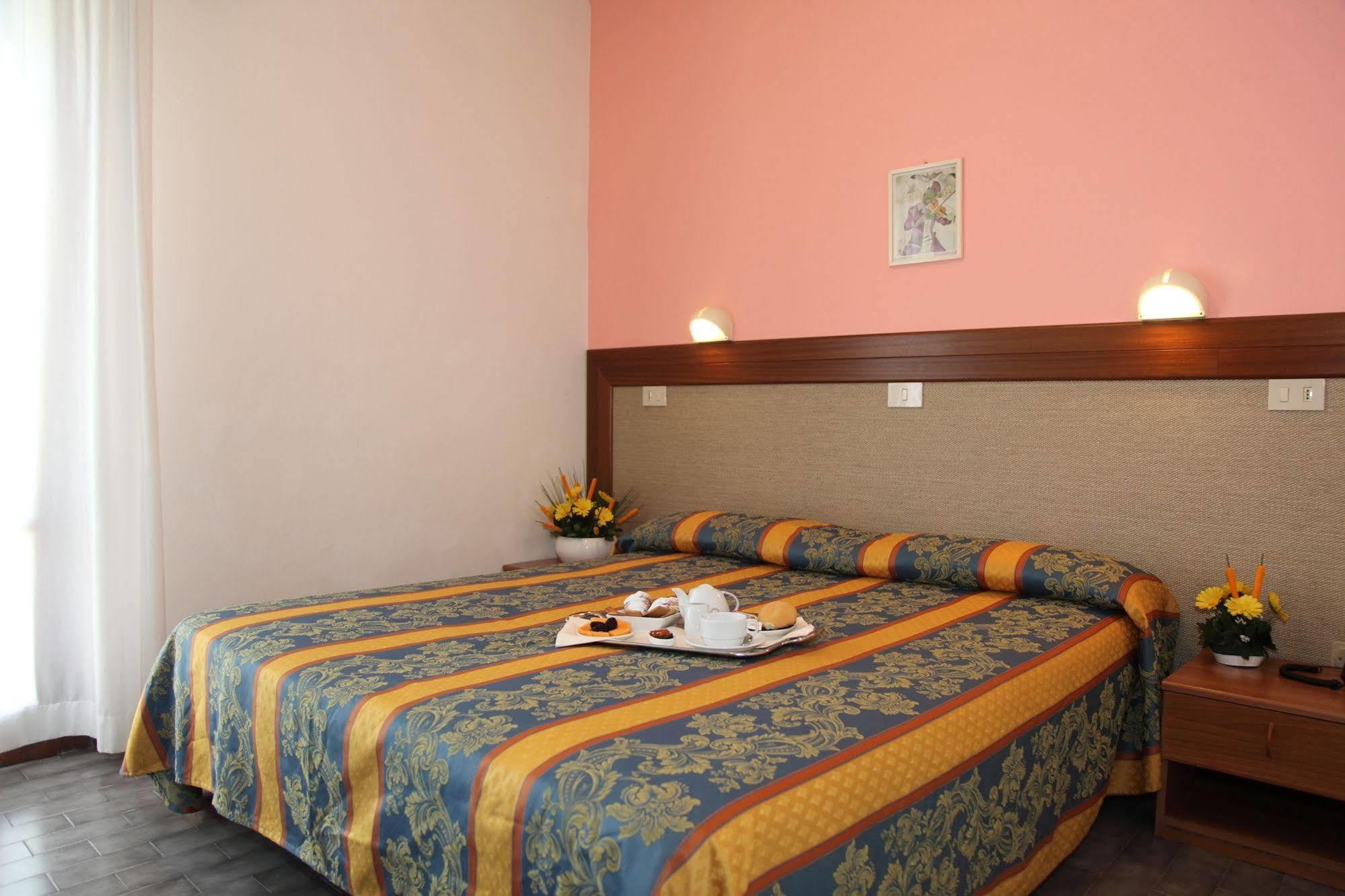 Hotel Pigalle Lido di Jesolo Bagian luar foto